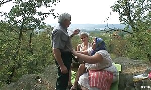 شناور در ﻿فیلم سکس با مادر بالا